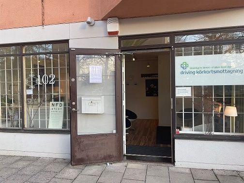 Ingång till mottagningen - Driving körkortsmottagning AB i Stockholm